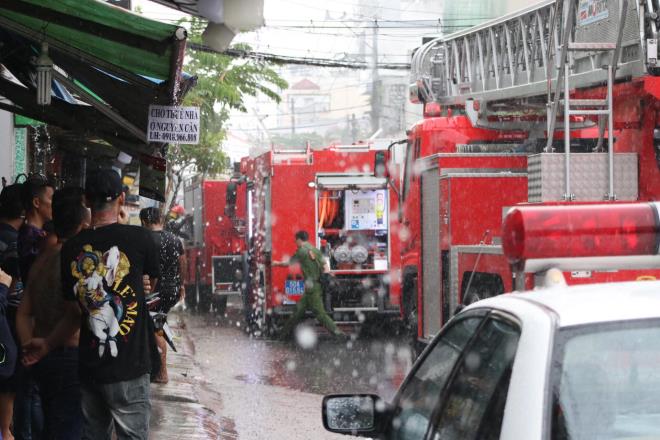 Hàng chục cảnh sát dầm mưa cứu xưởng giày bị cháy ở TP.HCM - Ảnh 3.