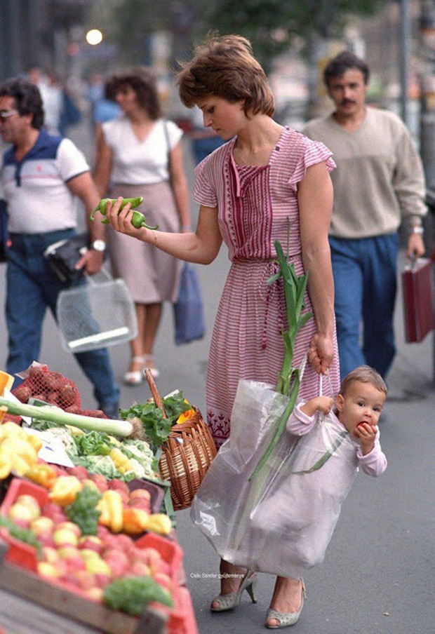 Bức hình mẹ xách con đi chợ cách đây 33 năm bỗng nổi như cồn trên mạng: Mẹ giống Công nương Diana trong khi đứa trẻ thì quá đáng yêu - Ảnh 1.