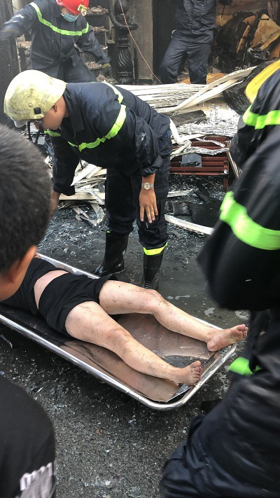 Giải cứu 7 người trong căn nhà bốc cháy ở Sài Gòn - Ảnh 3.