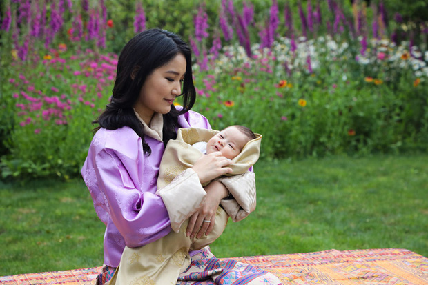Hoàng hậu vạn người mê Bhutan chính thức công bố hình ảnh con trai thứ 2 mới sinh khiến dân mạng xuýt xoa - Ảnh 1.