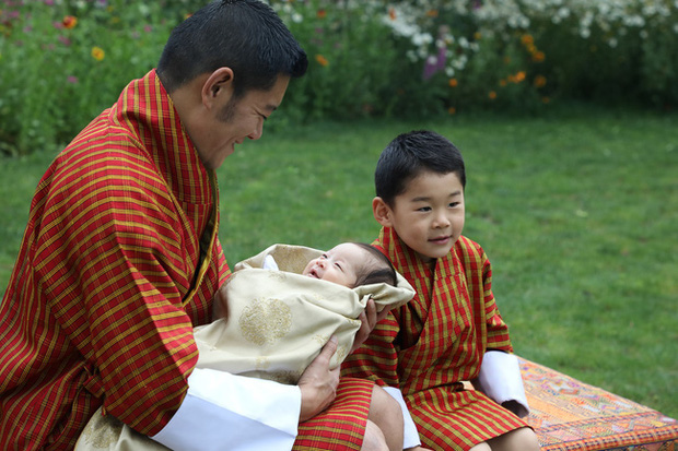 Hoàng hậu vạn người mê Bhutan chính thức công bố hình ảnh con trai thứ 2 mới sinh khiến dân mạng xuýt xoa - Ảnh 2.