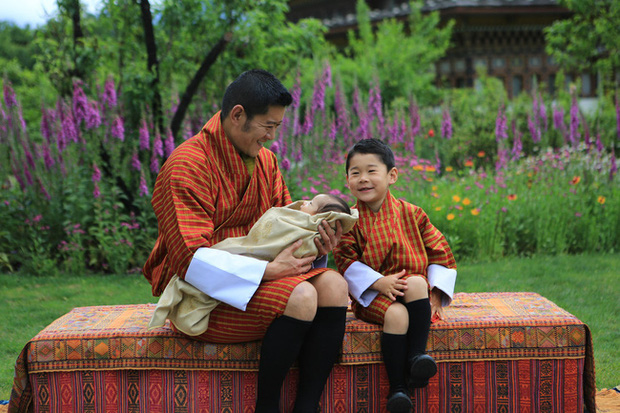 Hoàng hậu vạn người mê Bhutan chính thức công bố hình ảnh con trai thứ 2 mới sinh khiến dân mạng xuýt xoa - Ảnh 3.