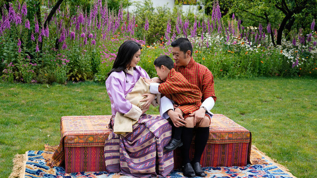 Hoàng hậu vạn người mê Bhutan chính thức công bố hình ảnh con trai thứ 2 mới sinh khiến dân mạng xuýt xoa - Ảnh 5.