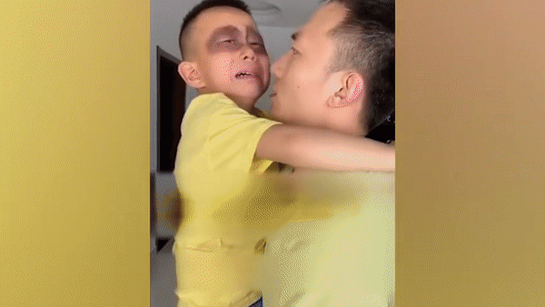 Bà mẹ Trung Quốc tìm ra cách cực độc để cậu con trai hết nghiện smartphone - Ảnh 1.