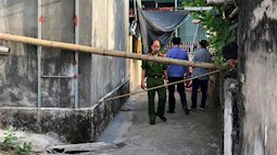 Hoảng hồn phát hiện 2 vợ chồng cùng người bạn nằm tử vong dưới chân cột điện trước nhà