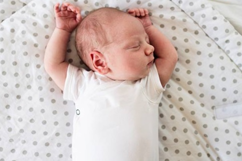 Đến tháng tuổi này mà trẻ sơ sinh vẫn nằm ngủ nghiêng cổ sang 1 bên thì cha mẹ chú ý đưa con đi khám ngay - Ảnh 4.