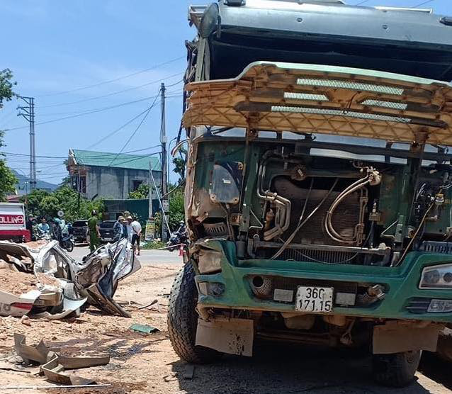 Vụ xe ben đè nát xe con ở Thanh Hóa: Cháu bé thoát chết nhờ rơi xuống chỗ để chân ghế ngồi - Ảnh 3.