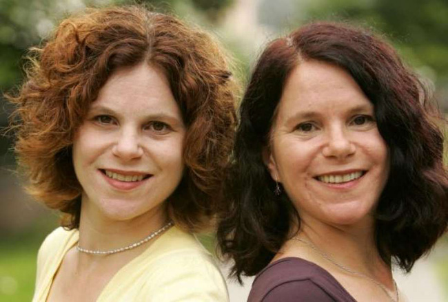 Hai người phụ nữ sống cuộc đời giống hệt nhau trước khi phát hiện họ là chị em sinh đôi và đau lòng hơn là thí nghiệm tàn độc chia rẽ họ - Ảnh 2.