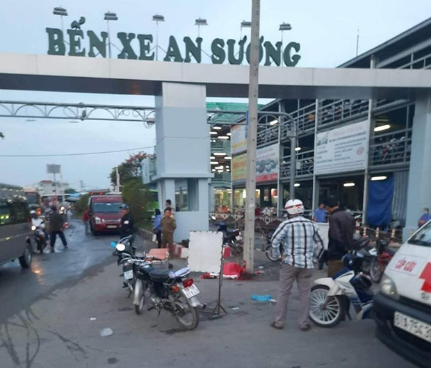 Truy bắt kẻ đâm chết lái xe ô tô công nghệ trước cổng bến xe ở Sài Gòn - Ảnh 1.