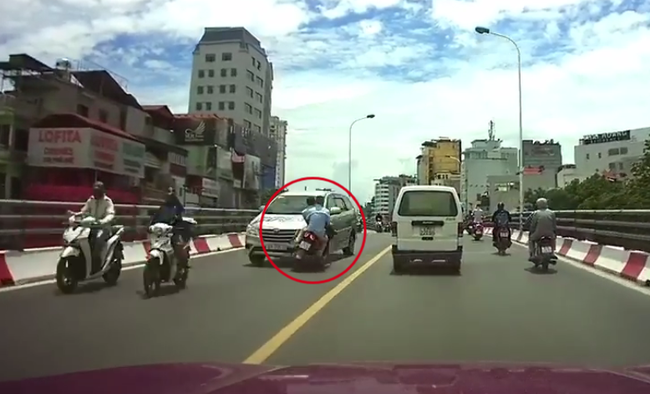 Hà Nội: Chạy xe máy tốc độ cao lấn làn tông trực diện ô tô ngược chiều, 2 người đàn ông nguy kịch - Ảnh 1.