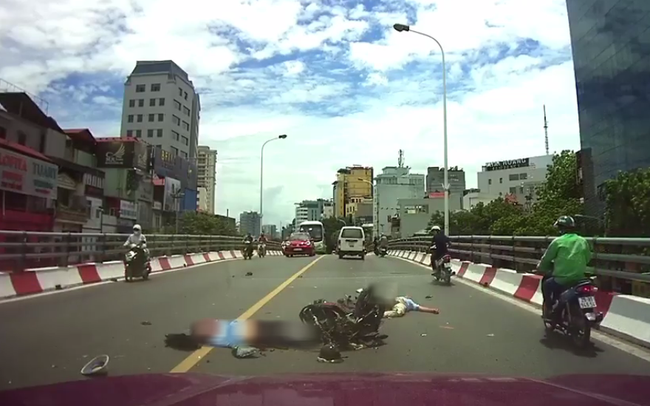 Hà Nội: Chạy xe máy tốc độ cao lấn làn tông trực diện ô tô ngược chiều, 2 người đàn ông nguy kịch - Ảnh 2.