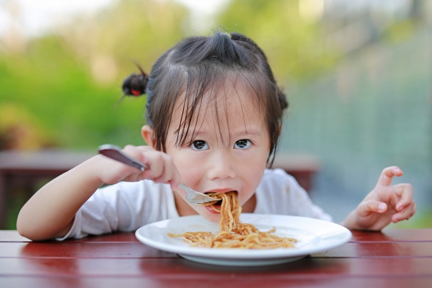 Bác sĩ Collin: 2 NÊN, 2 TRÁNH để bố mẹ nuôi dưỡng những đứa trẻ ăn uống khỏe mạnh, chẳng bao giờ lo con biếng ăn - Ảnh 4.