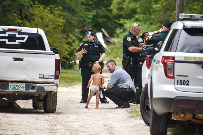Nhận được tin báo về em bé tự kỉ 3 tuổi mất tích, cảnh sát nhanh chóng đến nơi và bất ngờ khi thấy 2 vệ sĩ đang trông nom cậu nhóc - Ảnh 1.