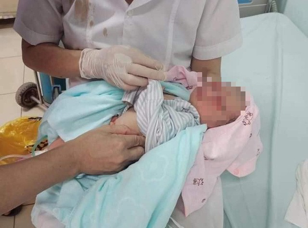 Thông tin mới nhất về tình hình sức khỏe bé sơ sinh bị bỏ rơi dưới hố ga ở Hà Nội sau 15 ngày nhập viện  - Ảnh 1.