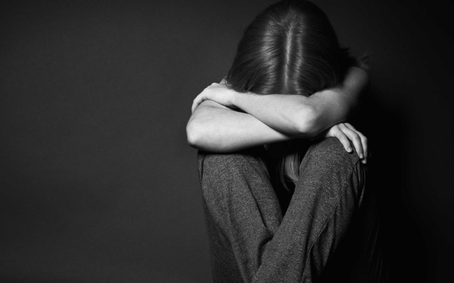 Bé gái 13 tuổi đã tự tử bằng cách uống thuốc trừ sâu: Những điều cần suy ngẫm về trẻ vị thành niên bị bạo lực gia đình - Ảnh 1.