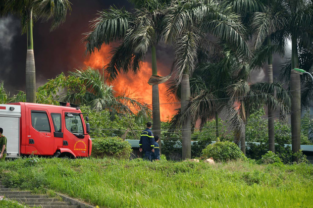 Hà Nội: Cháy dữ dội tại kho hóa chất ở Long Biên, thùng phuy phát nổ bay cao hàng chục mét - Ảnh 5.