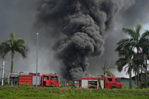 Hà Nội: Cháy dữ dội tại kho hóa chất ở Long Biên, thùng phuy phát nổ bay cao hàng chục mét - Ảnh 4.
