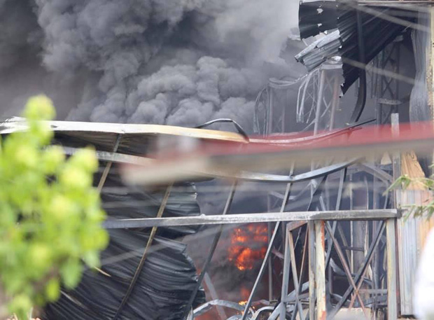 Hà Nội: Cháy dữ dội tại kho hóa chất ở Long Biên, thùng phuy phát nổ bay cao hàng chục mét - Ảnh 13.