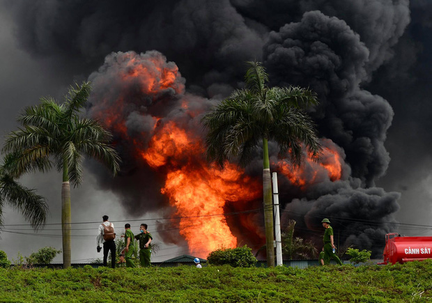Hà Nội: Cháy dữ dội tại kho hóa chất ở Long Biên, thùng phuy phát nổ bay cao hàng chục mét - Ảnh 6.