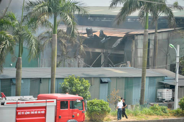 Hà Nội: Cháy dữ dội tại kho hóa chất ở Long Biên, thùng phuy phát nổ bay cao hàng chục mét - Ảnh 10.