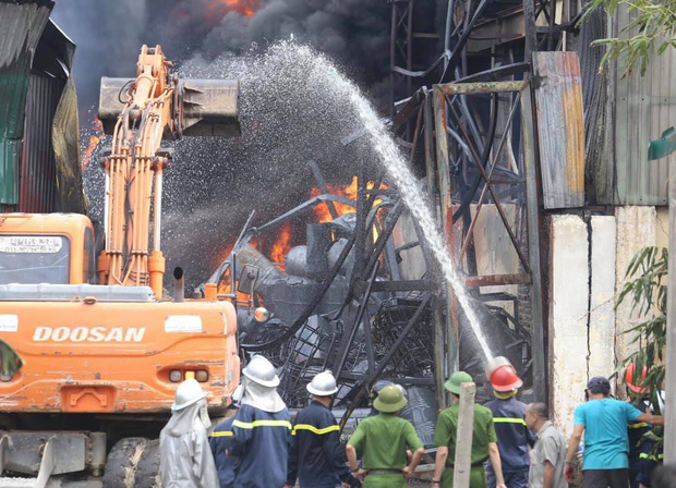 Hà Nội: Cháy dữ dội tại kho hóa chất ở Long Biên, thùng phuy phát nổ bay cao hàng chục mét - Ảnh 14.
