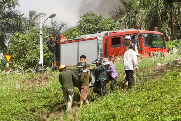 Hà Nội: Cháy dữ dội tại kho hóa chất ở Long Biên, thùng phuy phát nổ bay cao hàng chục mét - Ảnh 12.