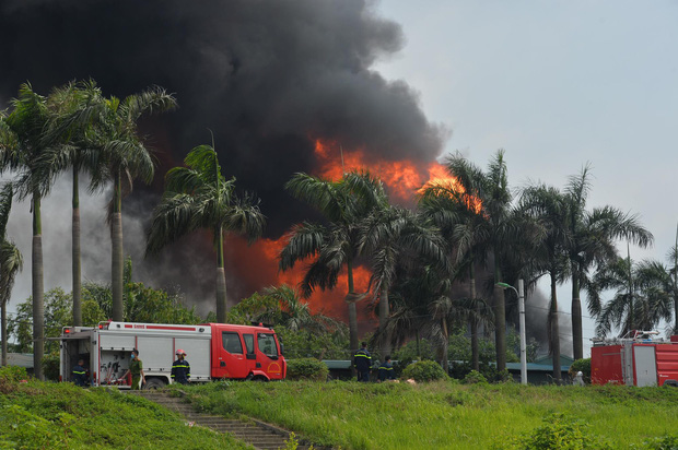 Hà Nội: Cháy dữ dội tại kho hóa chất ở Long Biên, thùng phuy phát nổ bay cao hàng chục mét - Ảnh 2.