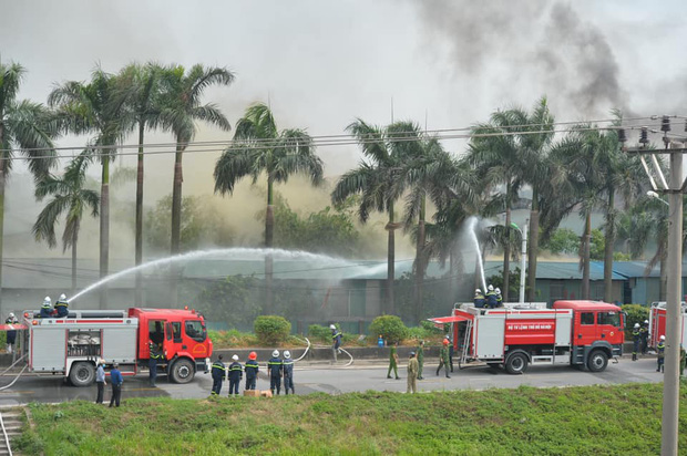 Hà Nội: Cháy dữ dội tại kho hóa chất ở Long Biên, thùng phuy phát nổ bay cao hàng chục mét - Ảnh 9.