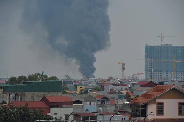 Hà Nội: Cháy dữ dội tại kho hóa chất ở Long Biên, thùng phuy phát nổ bay cao hàng chục mét - Ảnh 3.