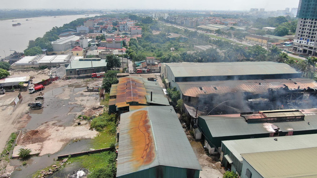 Hà Nội: Cháy dữ dội tại kho hóa chất ở Long Biên, thùng phuy phát nổ bay cao hàng chục mét - Ảnh 17.