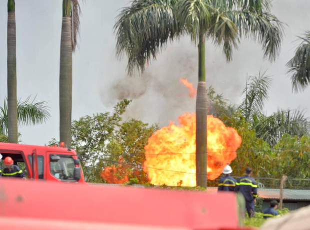 Hà Nội: Cháy dữ dội tại kho hóa chất ở Long Biên, thùng phuy phát nổ bay cao hàng chục mét - Ảnh 8.