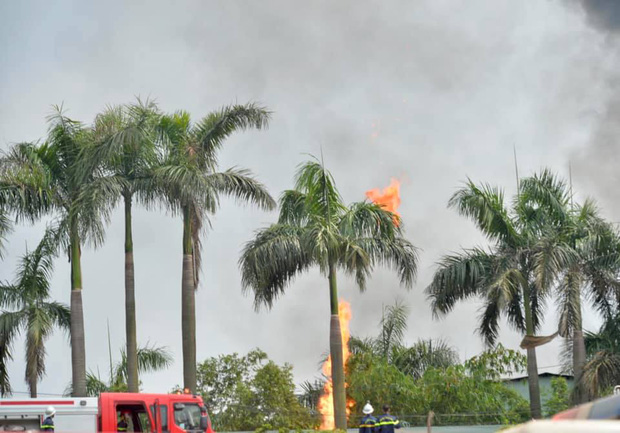 Hà Nội: Cháy dữ dội tại kho hóa chất ở Long Biên, thùng phuy phát nổ bay cao hàng chục mét - Ảnh 7.