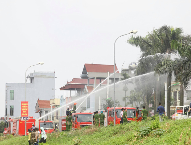 Hà Nội: Cháy dữ dội tại kho hóa chất ở Long Biên, thùng phuy phát nổ bay cao hàng chục mét - Ảnh 18.