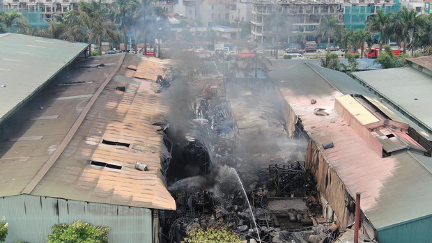 Hà Nội: Cháy dữ dội tại kho hóa chất ở Long Biên, thùng phuy phát nổ bay cao hàng chục mét - Ảnh 19.
