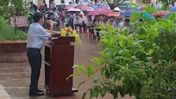 Thầy hiệu trưởng đứng giữa trời mưa phát biểu trong tiết chào cờ cuối cùng của học sinh cuối cấp