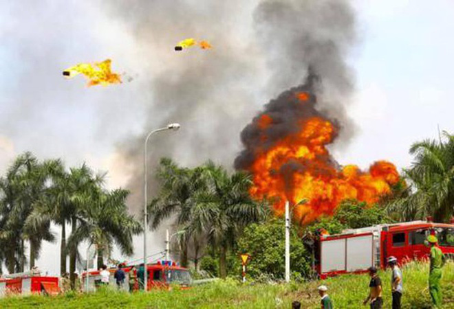 Có hiện tượng rò rỉ hóa chất trong vụ cháy kho xưởng sơn ở Long Biên - Ảnh 1.