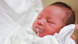 Thấy con hay ói sau bú, người quen bảo do sữa mẹ không tốt, không ngờ em bé mắc bệnh hiếm gặp