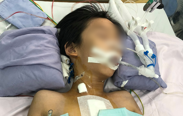Bé trai 9 tuổi nghi bị mẹ ruột đâm thủng tim đã ăn uống tốt, dự kiến được xuất viện trong tuần tới - Ảnh 1.
