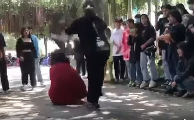 Thiếu nữ 16 tuổi bị bạn đánh đập dã man, nhóm thiếu niên quay clip, hò reo cổ vũ ở Tây Ninh - Ảnh 1.