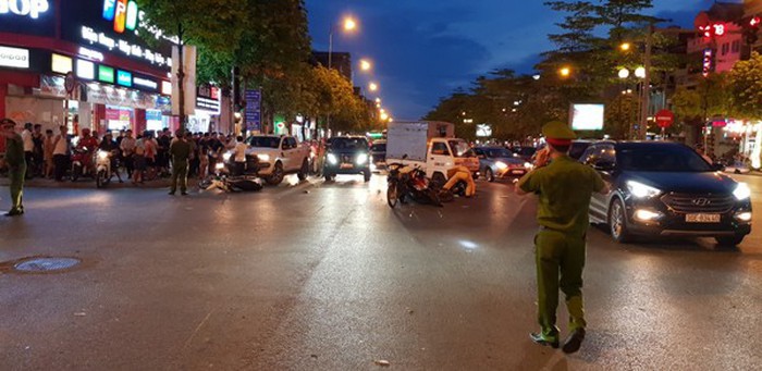 Truy tìm ô tô húc 7 xe máy đang dừng đèn đỏ rồi bỏ chạy ở Long Biên - Ảnh 1.