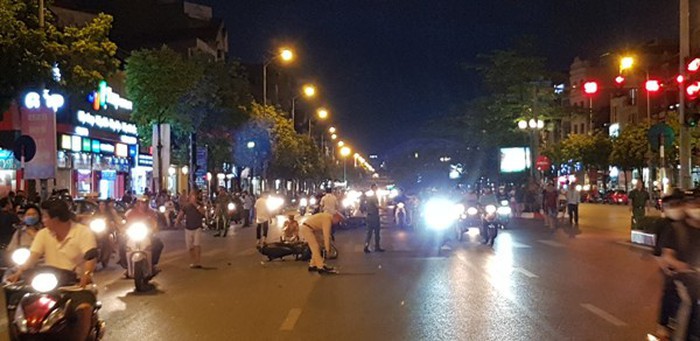Truy tìm ô tô húc 7 xe máy đang dừng đèn đỏ rồi bỏ chạy ở Long Biên - Ảnh 2.