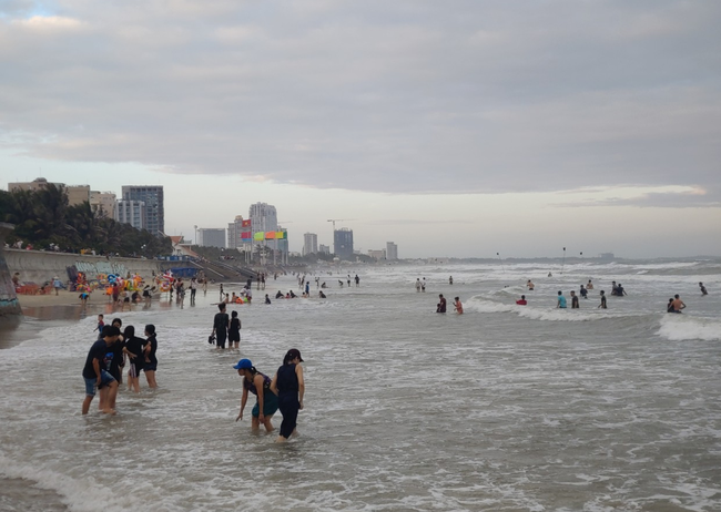 Tai nạn nguy hiểm: Tắm biển gần nhà, bé gái 8 tuổi ở Bình Thuận bị sứa 