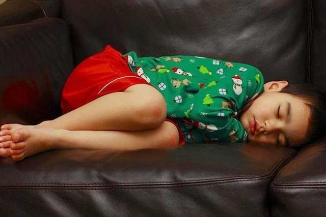 Tư thế ngủ cũng tiết lộ phần nào tính cách con trẻ, cùng xem con bạn ngủ theo kiểu nào nhé! - Ảnh 2.