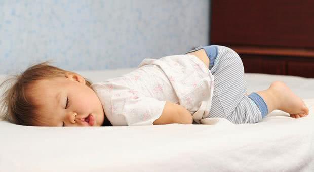 Tư thế ngủ cũng tiết lộ phần nào tính cách con trẻ, cùng xem con bạn ngủ theo kiểu nào nhé! - Ảnh 3.