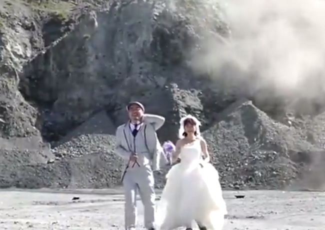 Cặp đôi nhận gạch đá khi diện trang phục gây sốc và biến lòng đường thành chiếc giường để chụp ảnh cưới - Ảnh 4.