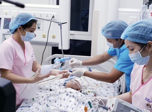Giám đốc Bệnh viện Nhi đồng Thành phố chia sẻ khoảnh khắc ấn tượng nhất cuộc mổ tách rời hai bé song sinh dính nhau - Ảnh 3.