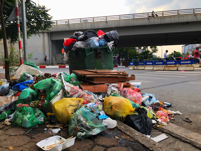 Hà Nội: Rác ngập thành núi vì dân lại chặn xe vào bãi rác Nam Sơn - Ảnh 4.