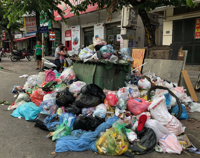 Hà Nội: Rác ngập thành núi vì dân lại chặn xe vào bãi rác Nam Sơn - Ảnh 6.