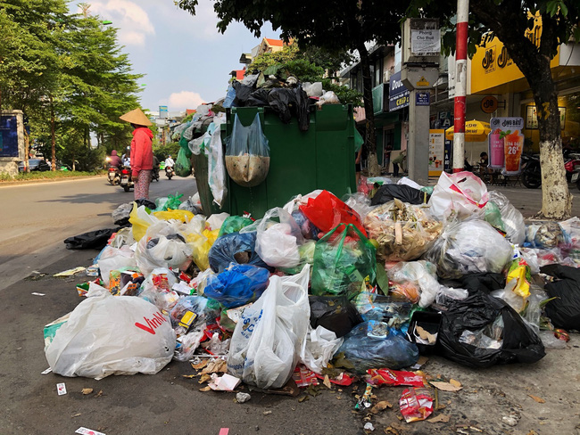 Hà Nội: Rác ngập thành núi vì dân lại chặn xe vào bãi rác Nam Sơn - Ảnh 7.