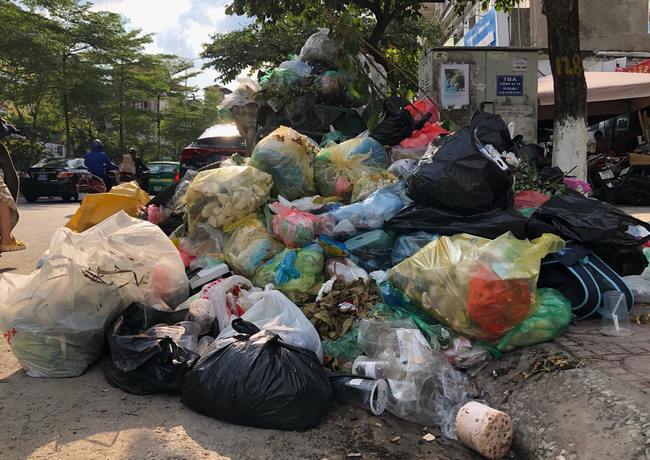 Hà Nội: Rác ngập thành núi vì dân lại chặn xe vào bãi rác Nam Sơn - Ảnh 11.